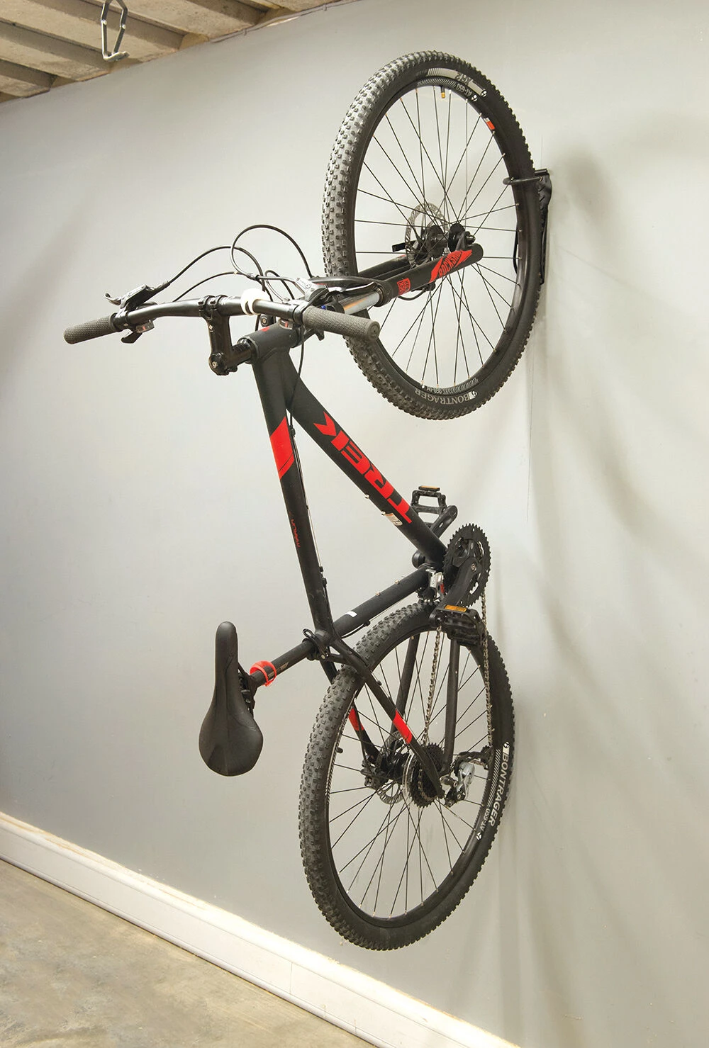 Silverline Wall-Mounted Bicycle Hook 20kg 2 Silverline Wall-Mounted Bicycle Hook 20kg - Image 2